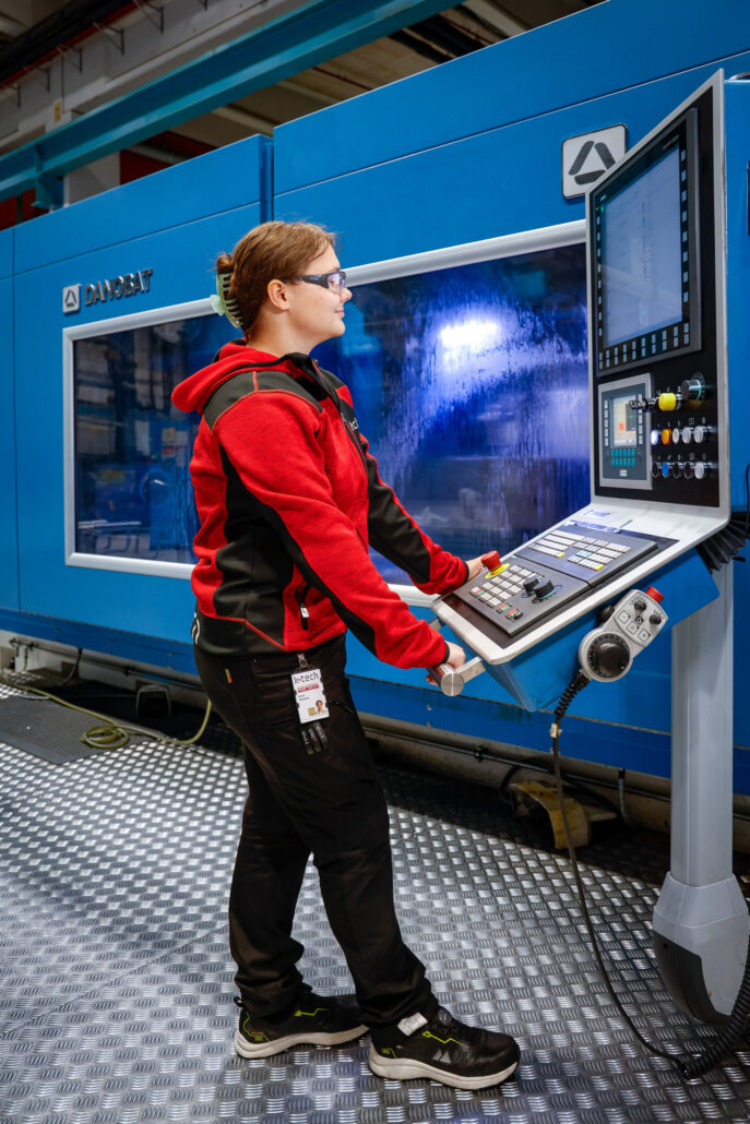 En lærling i cnc-maskineringsfaget hos K-tech