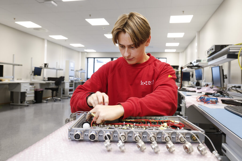 En lærling i dataelektronikerfaget hos K-tech