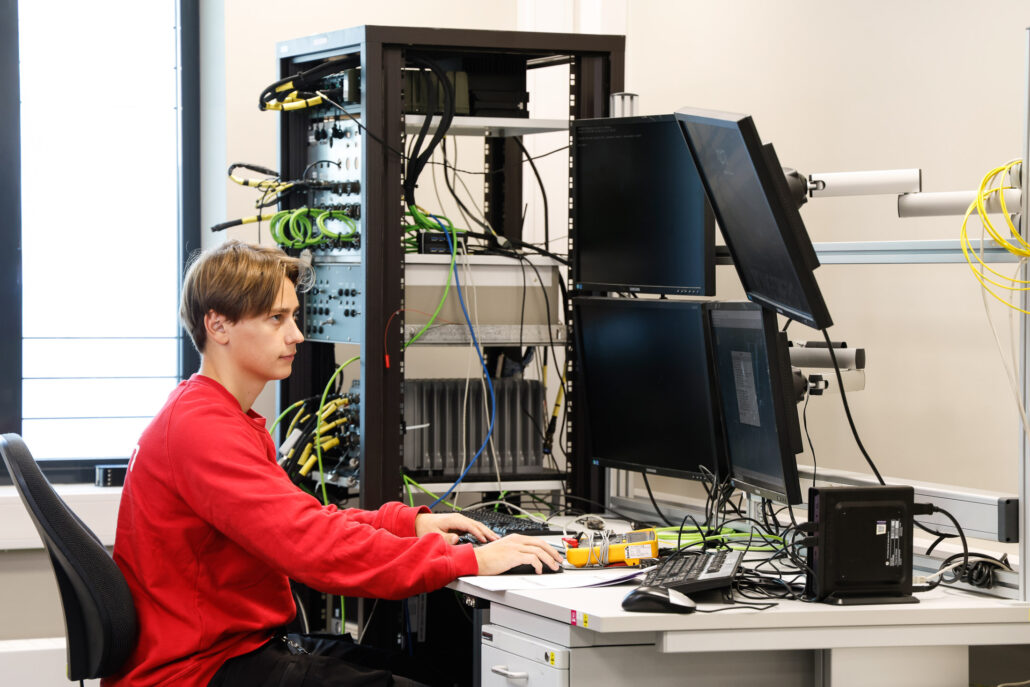 En lærling i dataelektronikerfaget hos K-tech