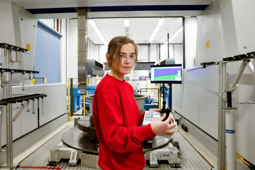 En lærling i dimensjonskontrollørfaget hos K-tech