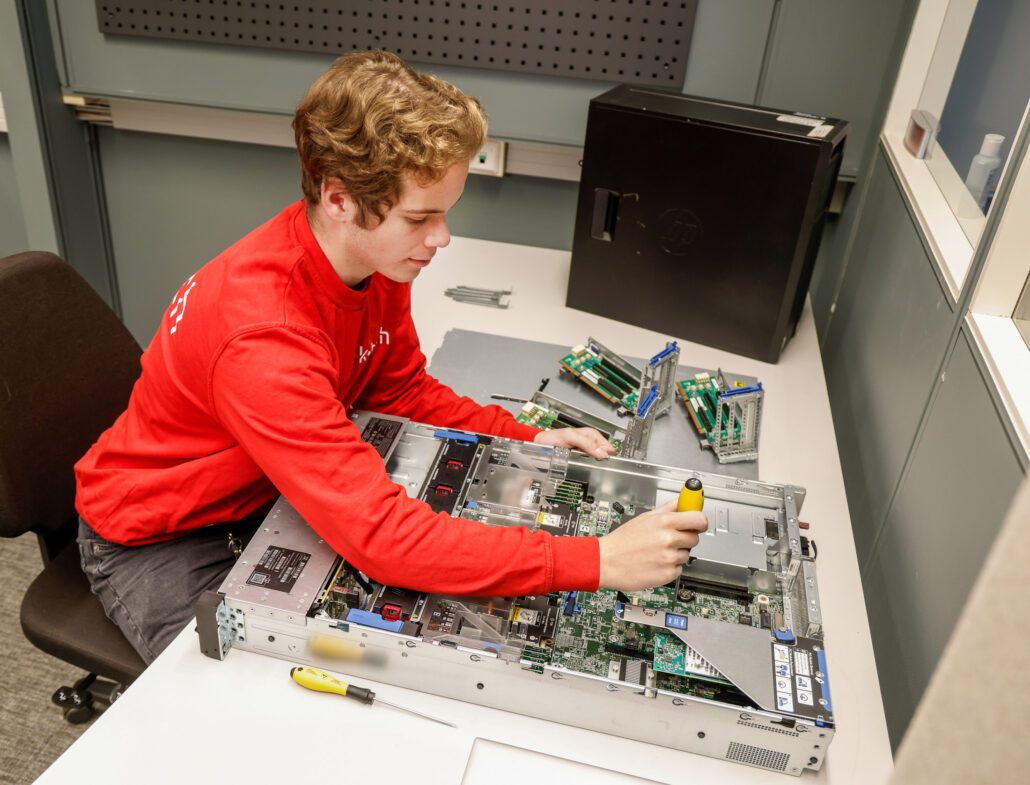 En lærling i it driftsfaget hos K-tech