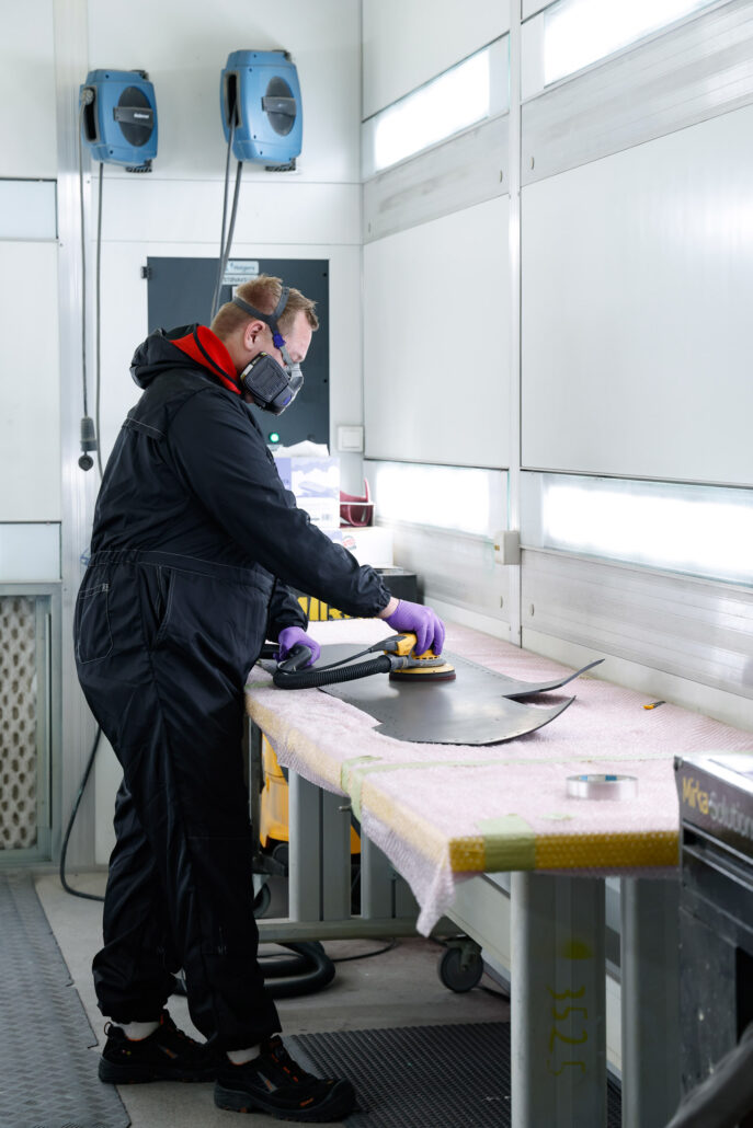En lærling i industriell overflatebehandlingsfaget hos K-tech