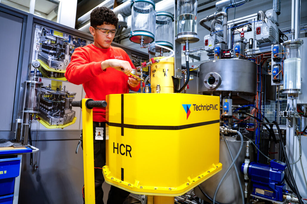 En lærling i industrimekanikerfaget hos K-tech