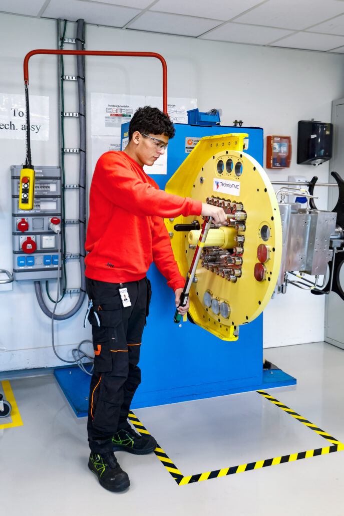 En lærling i industrimekanikerfaget hos K-tech