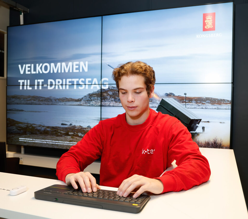 En lærling i it driftsfaget hos K-tech