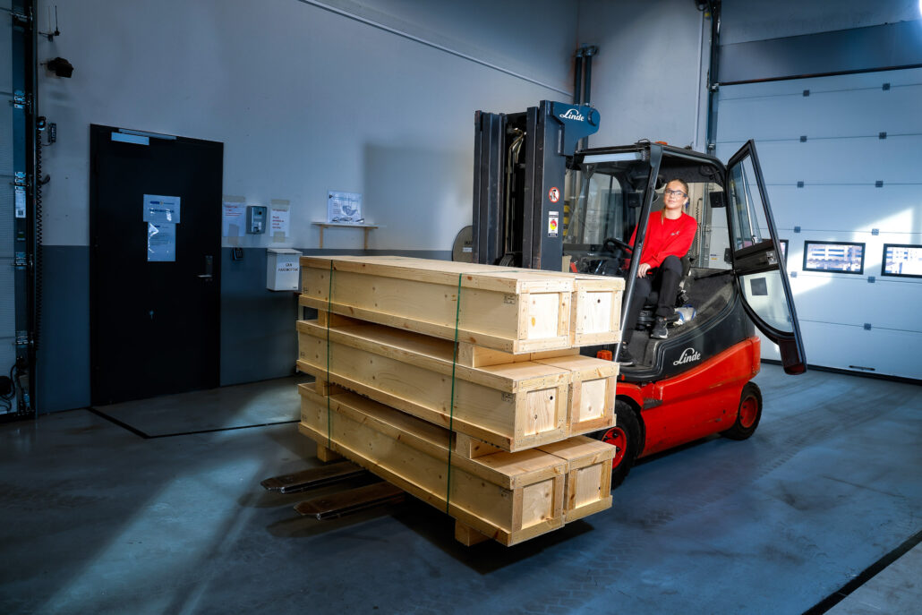 En lærling i logistikkfaget hos K-tech