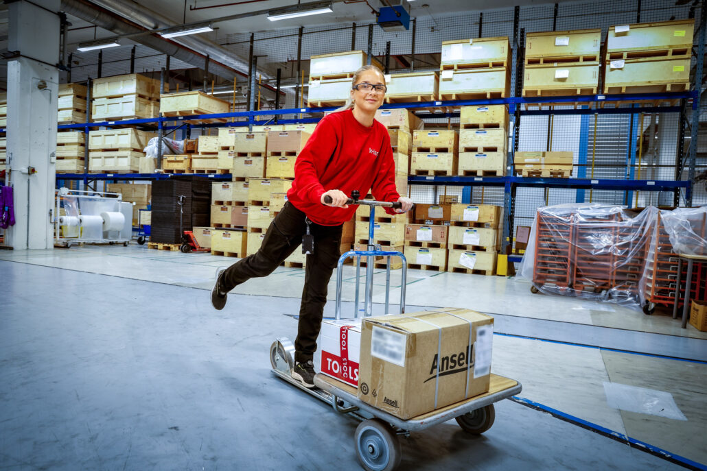 En lærling i logistikkfaget hos K-tech