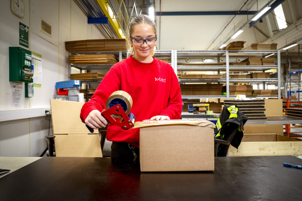 En lærling i logistikkfaget hos K-tech