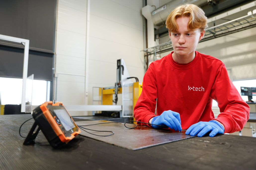 En lærling i ndt-kontrollørfaget hos K-tech