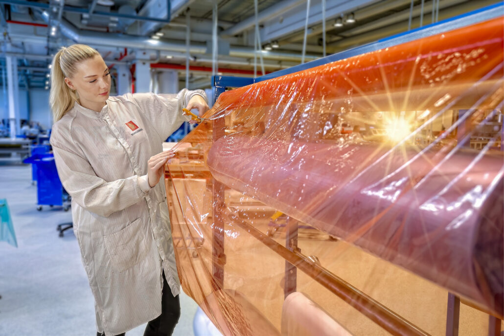 En lærling i polymerkomposittfaget hos K-tech