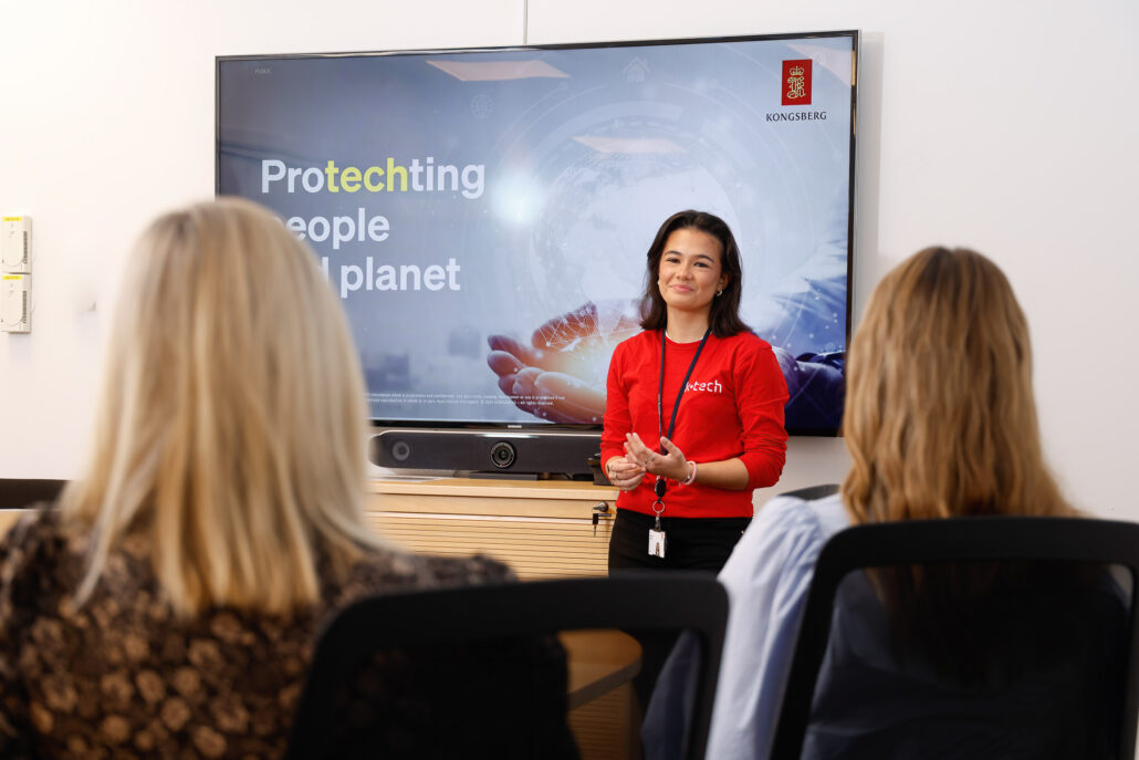 En lærling i service og administrasjonsfaget hos K-tech