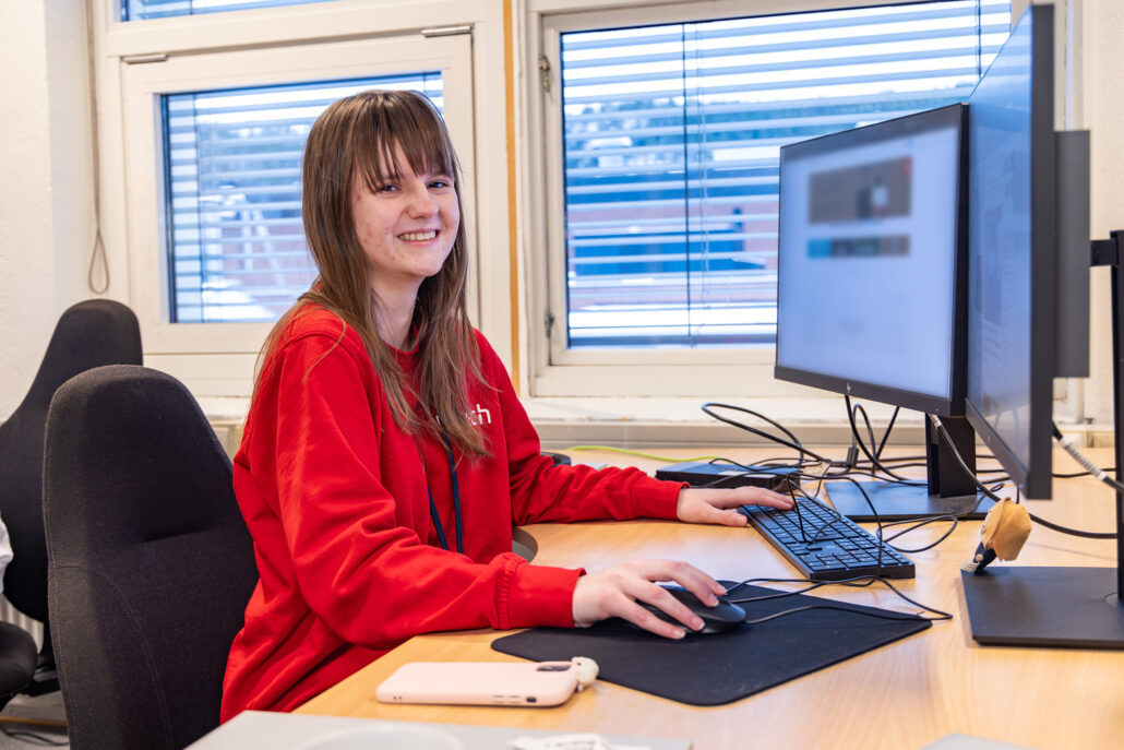 En lærling i Service- og administrasjonsfaget hos K-tech